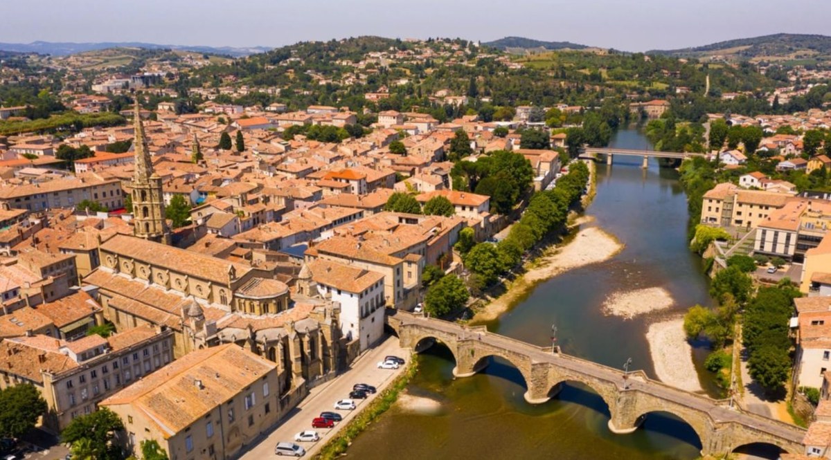Limoux, le pont sur l’Aude, la ville et les collines environnantes
